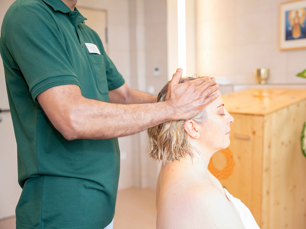 Therapeut massiert Kopf von Patientin mit Öl im Immanuel Ayurveda Zentrum Therapeut massiert Kopf von Patientin mit Öl im Immanuel Ayurveda Zentrum
