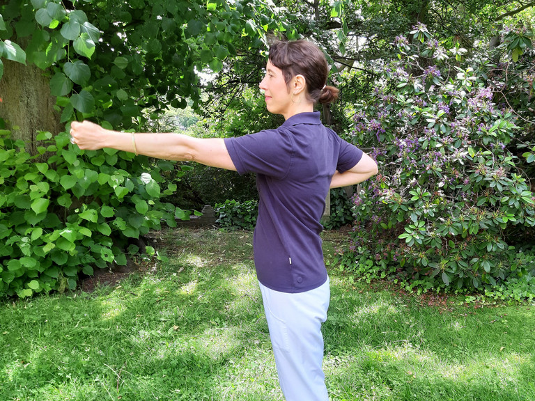 Yoga-Therapeutin Lena Groß zeigt Asana mit Energiekick - Naturheilkunde Berlin Yoga-Therapeutin Lena Groß zeigt Asana mit Energiekick - Naturheilkunde Berlin