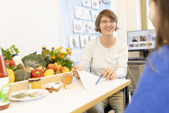 Ernährungsberaterin berät Patientin -  Naturheilkunde - Immanuel Krankenhaus Berlin