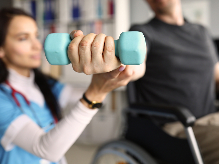 Training mit Hantel Patient - Sportmedizin - Naturheilkunde Berlin Training mit Hantel Patient - Sportmedizin - Naturheilkunde Berlin