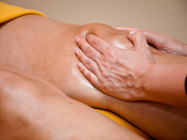 Therapeut massiert Knie von Patient - Studien - Immanuel Krankenhaus Berlin Therapeut massiert Knie von Patient - Studien - Immanuel Krankenhaus Berlin