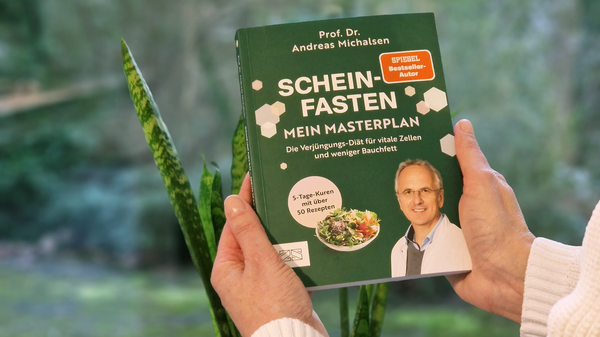 Zum Buch-Tipp Neues Buch "Scheinfasten – Mein Masterplan" von Prof. Andreas Michalsen wird in Händen gehalten