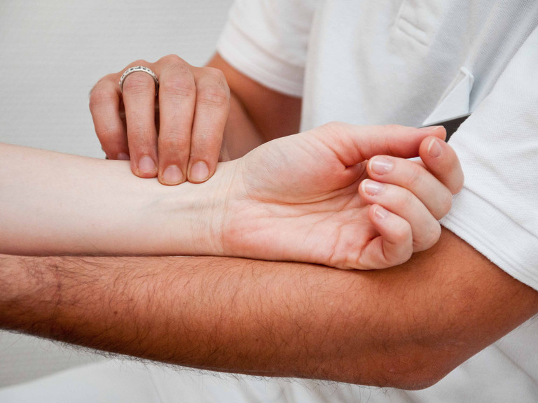 Pulsdiagnose bei Patient - Hochschulambulanz - Naturheilkunde Berlin Pulsdiagnose bei Patient - Hochschulambulanz - Naturheilkunde Berlin
