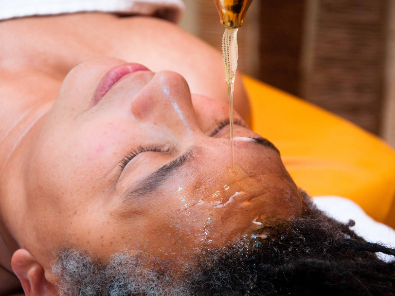 Stirnölguss - Ayurveda-Ambulanz - Naturheilkunde Berlin Stirnölguss - Ayurveda-Ambulanz - Naturheilkunde Berlin