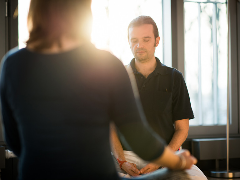 Zwei Teilnehmer entspannen bei Meditation - Forschung - Naturheilkunde - Immanuel Krankenhaus Berlin Zwei Teilnehmer entspannen bei Meditation - Forschung - Naturheilkunde - Immanuel Krankenhaus Berlin