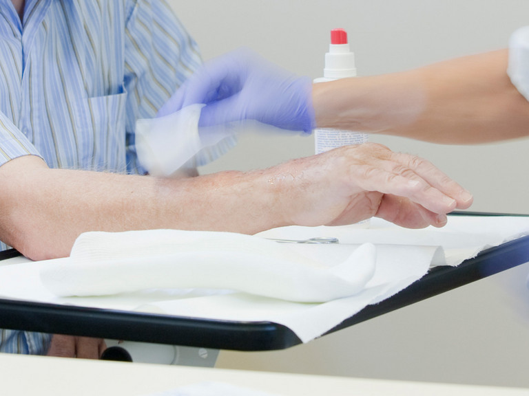 Pflegekraft versorgt Patient - Stationäre Behandlung - Naturheilkunde Berlin Pflegekraft versorgt Patient - Stationäre Behandlung - Naturheilkunde Berlin