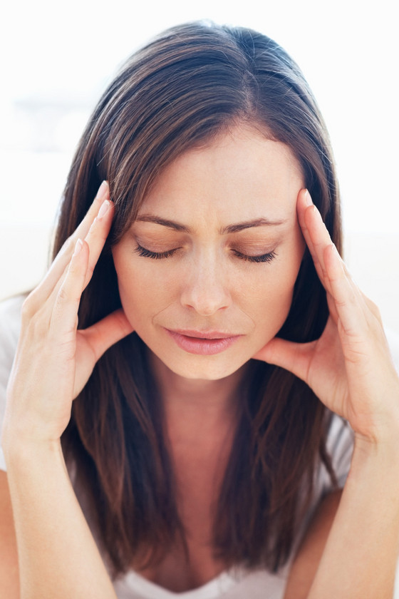 Frau fässt sich an Schläfen - Immanuel Krankenhaus Berlin Frau fässt sich an Schläfen - Immanuel Krankenhaus Berlin
