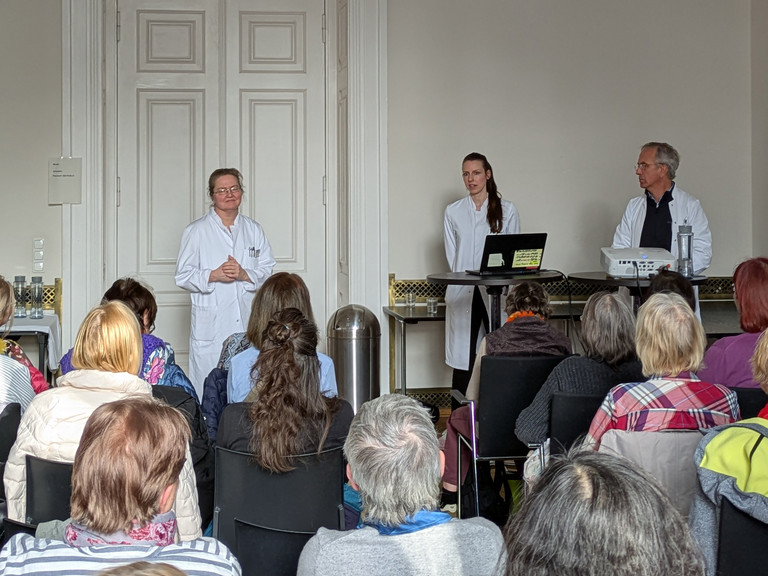 Die drei Referierenden begrüßen das Publikum Die drei Referierenden begrüßen das Publikum