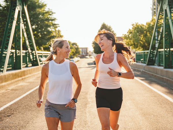 Zwei Frauen joggen nebeneinander Zwei Frauen joggen nebeneinander